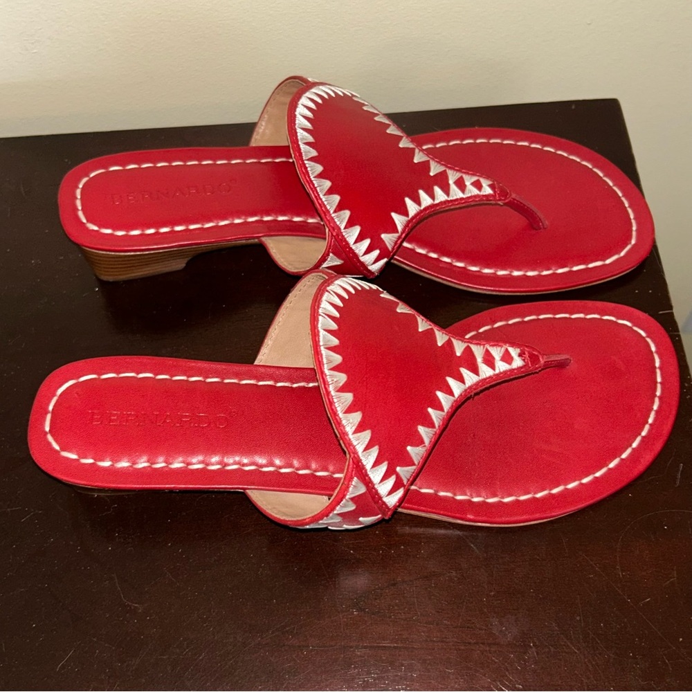 Bernardo Gabi Slip On Slide Thong Embroidered Shark Teeth Sandal Shoes - Picture 5 of 16
